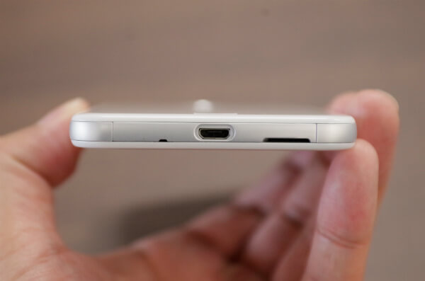 本体下部:充電ポートをmicroUSBを採用