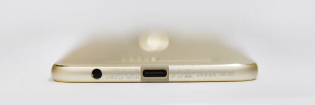 下部には3.5mmイヤホンジャックとUSB Type-C端子
