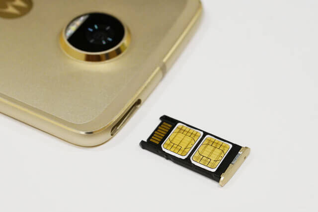 nanoSIMカード2枚とmicroSDカードを同時利用可能
