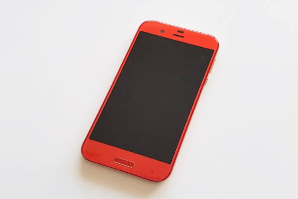 シャープのハイスペックスマホ「AQUOS R」。カラーはブレイズオレンジ