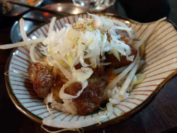 暗い屋外で料理を撮影しましたが、かなり明るく写っていることがわかります