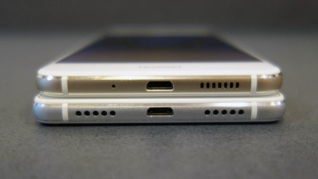 充電端子はどちらもmicroUSB