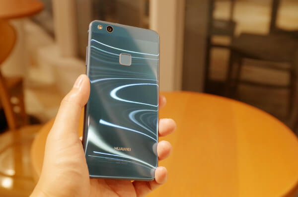 HUAWEI P10 liteの背面のデザインは独特な輝きを放つ