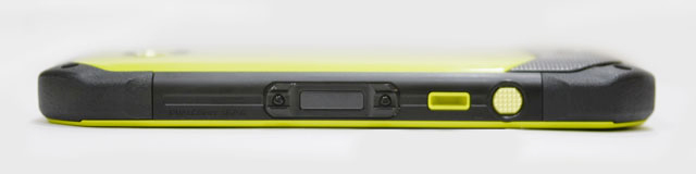 TORQUE G03 右側面には電源ボタン兼指紋センサーとシャッターボタン