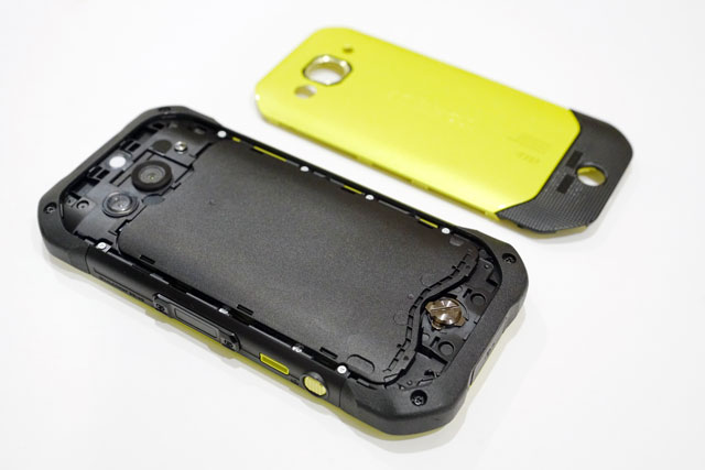 落下時に背面カバーが外れるのを防ぐ背面ロック機構は、ロックノブを回すと外れる仕組み