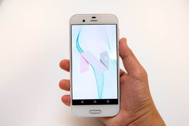 AQUOS Rを手に持ってみる