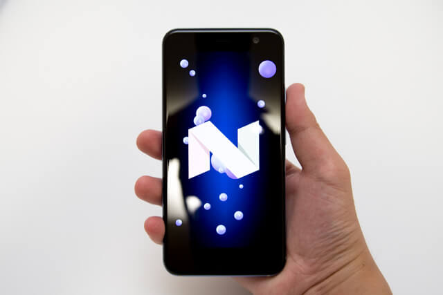 HTC U11を手に持ってみる