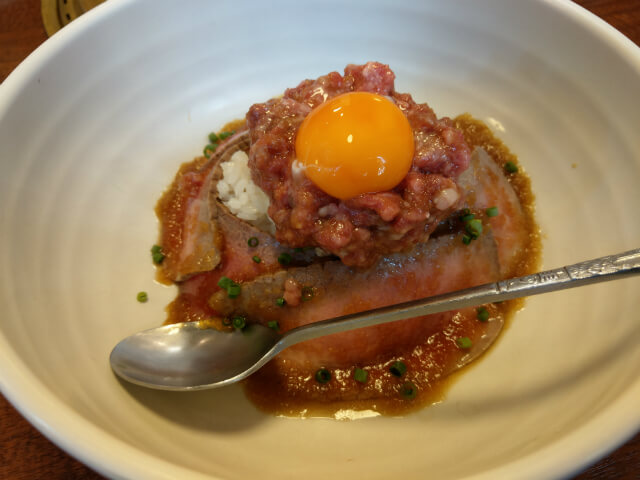 HTC U11 カメラ作例:ローストビーフ丼