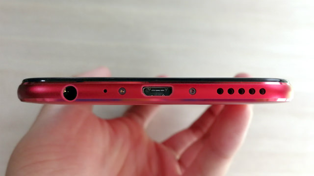 左から順番にイヤホンジャック、microUSBポート、スピーカー