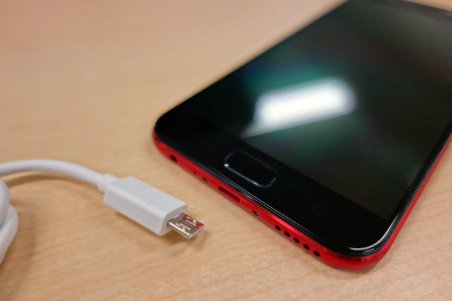 充電ポートはmicroUSB