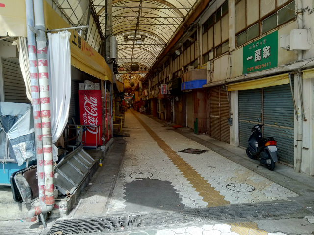 ZenFone 4 Selfie Pro カメラ作例:商店街の入口と壁のオブジェ