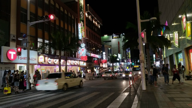 ZenFone 4 Selfie Pro カメラ作例:夕焼けと夜の国際通りを撮影