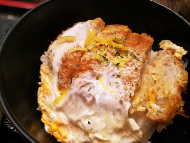 ZenFone 4 Selfie Pro カメラ作例:とんこつラーメンとカツ丼