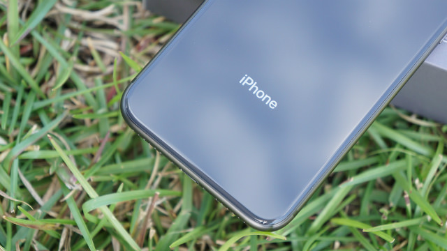 背面はAppleロゴとiPhoneの文字だけに