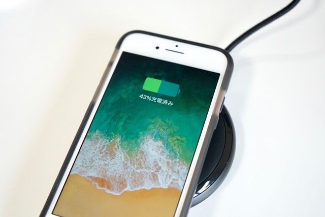 一般的なケースであれば装着したまま充電できます