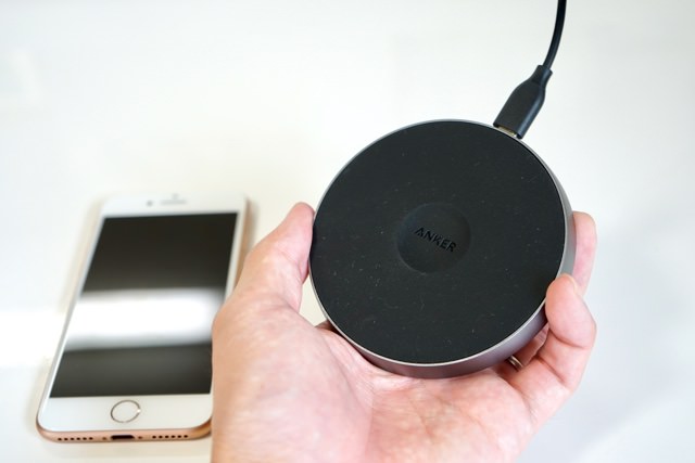 Qiは規格化されているので、別メーカーのワイヤレス充電パッドでもOK