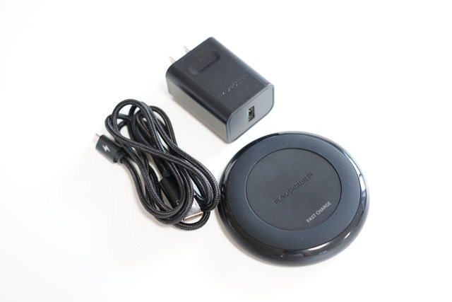 ACアダプタとUSBケーブルは必須。電源に繋ぐものの数は変わりません