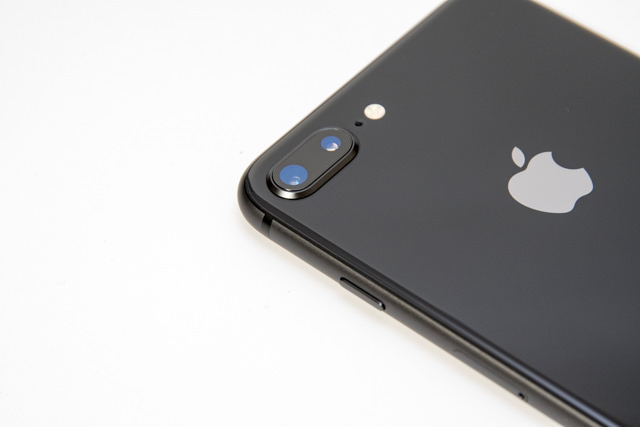 iPhone 8 Plusはデュアルカメラ。背面と素材が違うのでカメラ周辺部とはパーツが分かれている