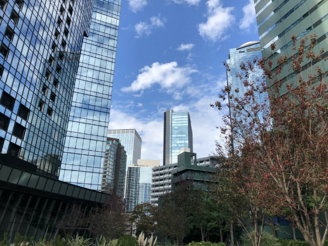 高層ビルの間から覗く空