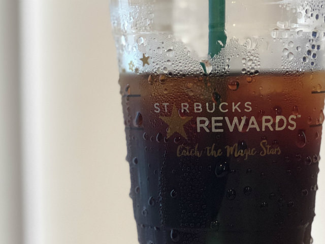 コーヒーカップと水滴の付いたコーヒーも繊細に撮影できます