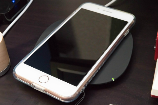 置くだけで充電されるのは、使い出すと結構便利