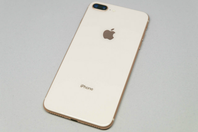 別角度から。iPhone 8 Plusには上下両端の「アンテナライン」がありません