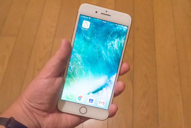 iPhone 8 Plusを持ったところ