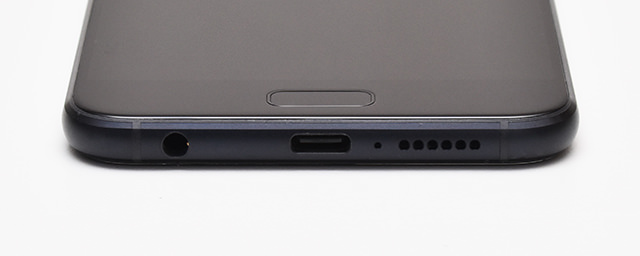 下:イヤホン端子、USB Type-C端子、マイク、スピーカー