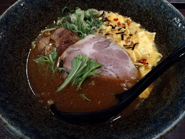 ZenFone 4 カメラ作例:屋内で撮影したラーメン