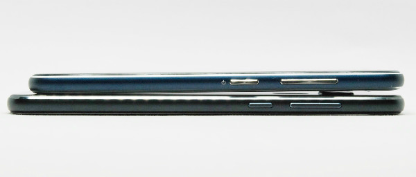 正面から向かって右側。ボタン類がこちらに集約されているのはZenFone 4・ZenFone 3で同じ