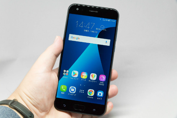 ZenFone 4は意外としっかり、手に馴染む