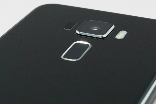 ZenFone 3は背面のカメラ下に配置されています