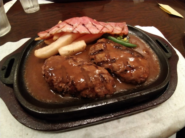 広角であれば「引き」で撮れるため、テーブルに並ぶ料理をまとめて撮るのにも便利かも