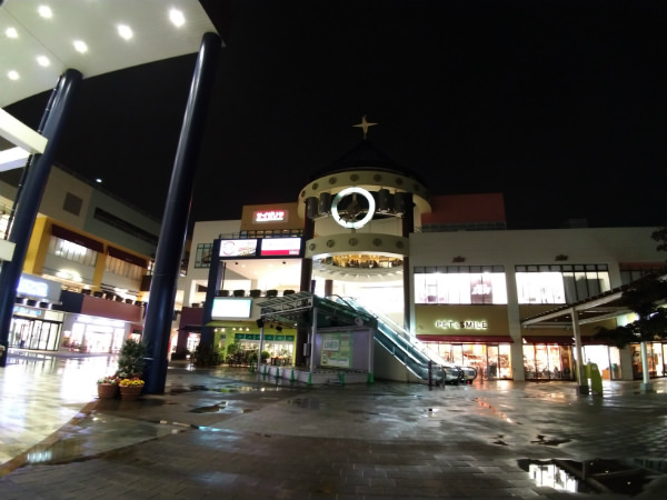 夜景を撮影するときは、広角でダイナミックに撮るともっと煌びやかかもしれません