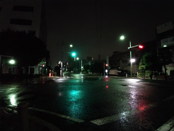 少し湾曲した絵が、いつもの交差点を違うモノに見せてくれます