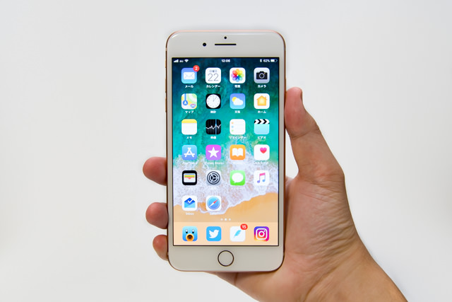 iPhone 8 / 8 Plusを比較 手に持ったところ