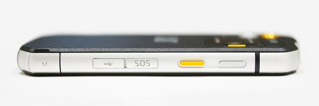 左側面に3.5mmイヤホンジャック・microUSB端子・SOSボタン・プログラマブルキー・電源ボタン
