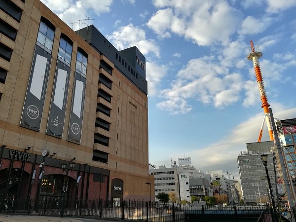 日中の屋外で撮影。少し影になっている建物や、雲の様子までしっかりと写った
