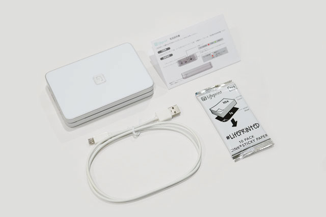 内容物は本体・シール式フォトペーパー(10枚)・microUSBケーブル・保証書・取り扱い説明書