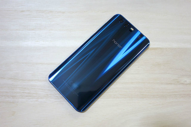 honor 9は背面にかけて緩やかにカーブしている