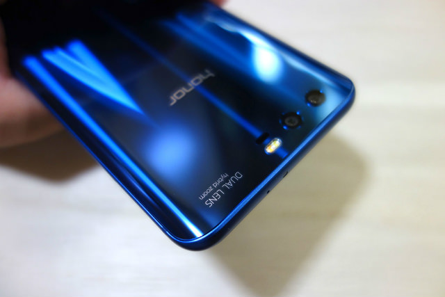 honor 9は背面にかけて緩やかにカーブしている