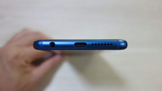 honor 9はイヤホン端子や充電端子、スピーカーの位置もほぼ同じです