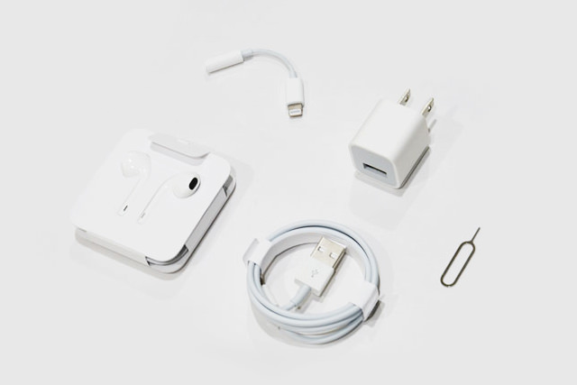 付属品はEarPods・Lightningケーブル・ヘッドフォンジャックアダプタ・USB電源アダプタ