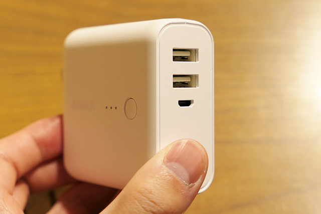 実際に筆者が使っている充電器。充電器1つで複数の機器を同時に充電できる