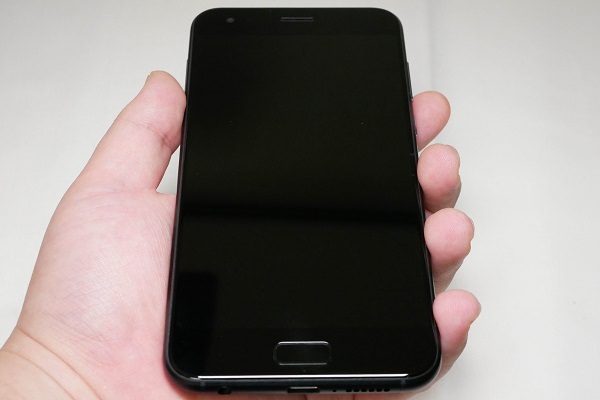 「ZenFone 4」を片手で持ったところ