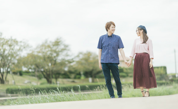 同居している恋人とも「みんな家族割」を組むことができます