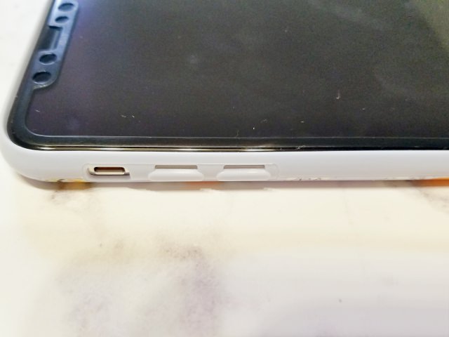 着信とサイレントスイッチと音量ボタン部分
