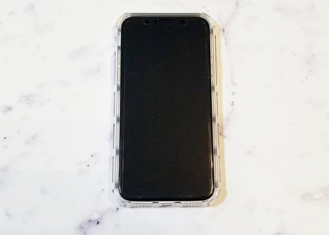 ケースを装着したiPhone Xを正面から