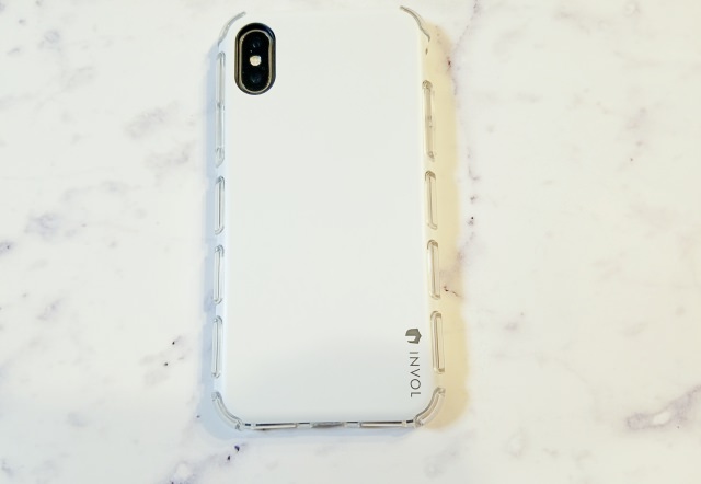 背面部分はiPhone Xを守るため、縁が少しだけ丸いようなデザイン