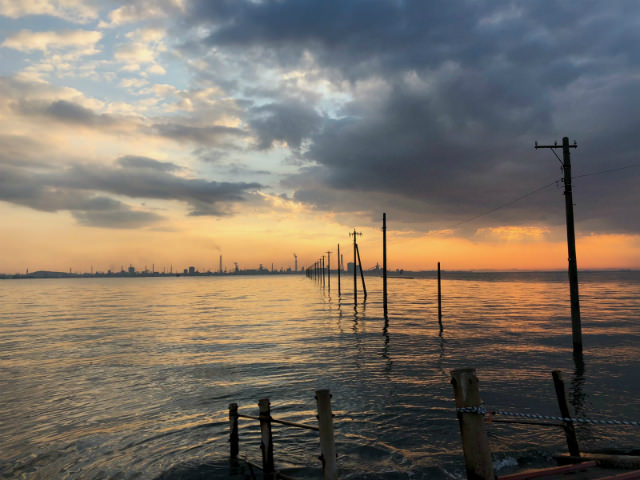 iPhone 8 カメラ作例:夕焼けの海岸を撮影